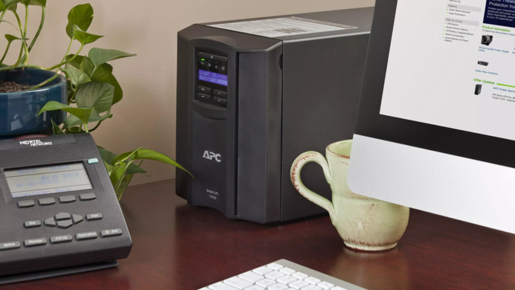 ¿Cuál es la vida útil de la batería de mi UPS de APC?